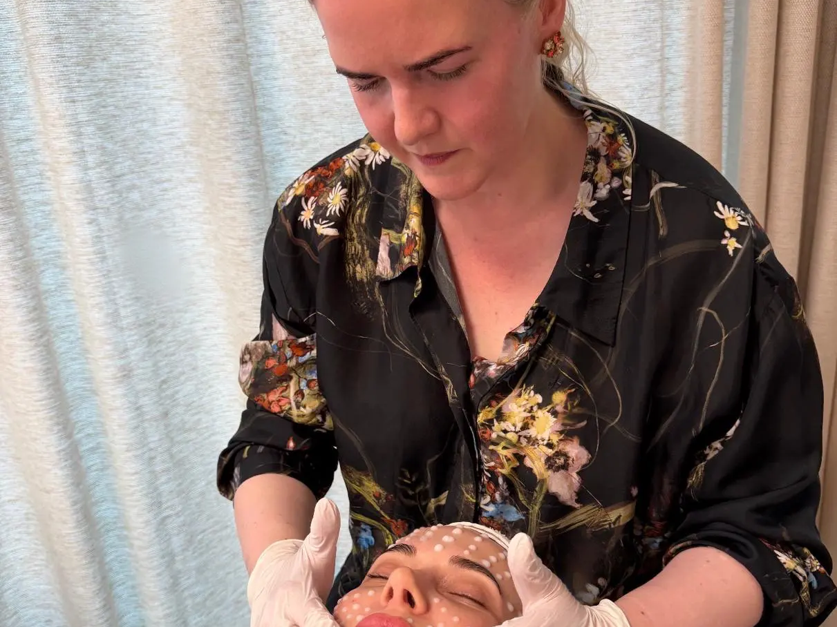 Heloisa utfører behandling på kunde i klinikken